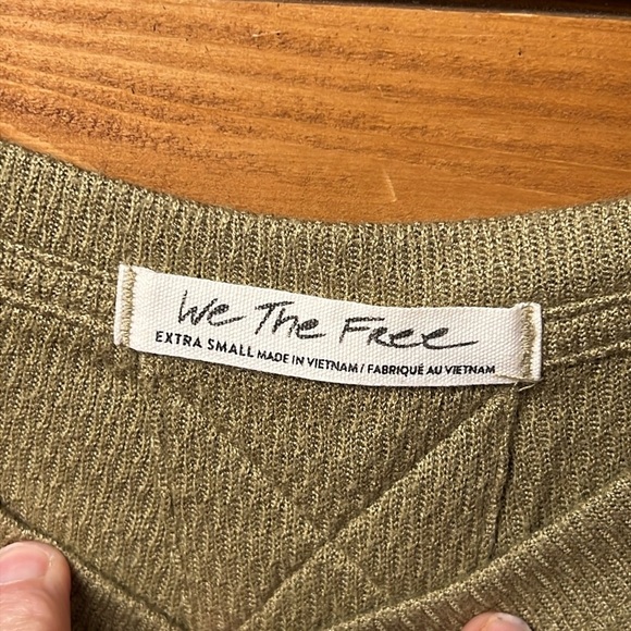 Free People We The Free Olive Green Long Sleeve Top Side Slits Soft Xs oversized - Picture 4 of 9